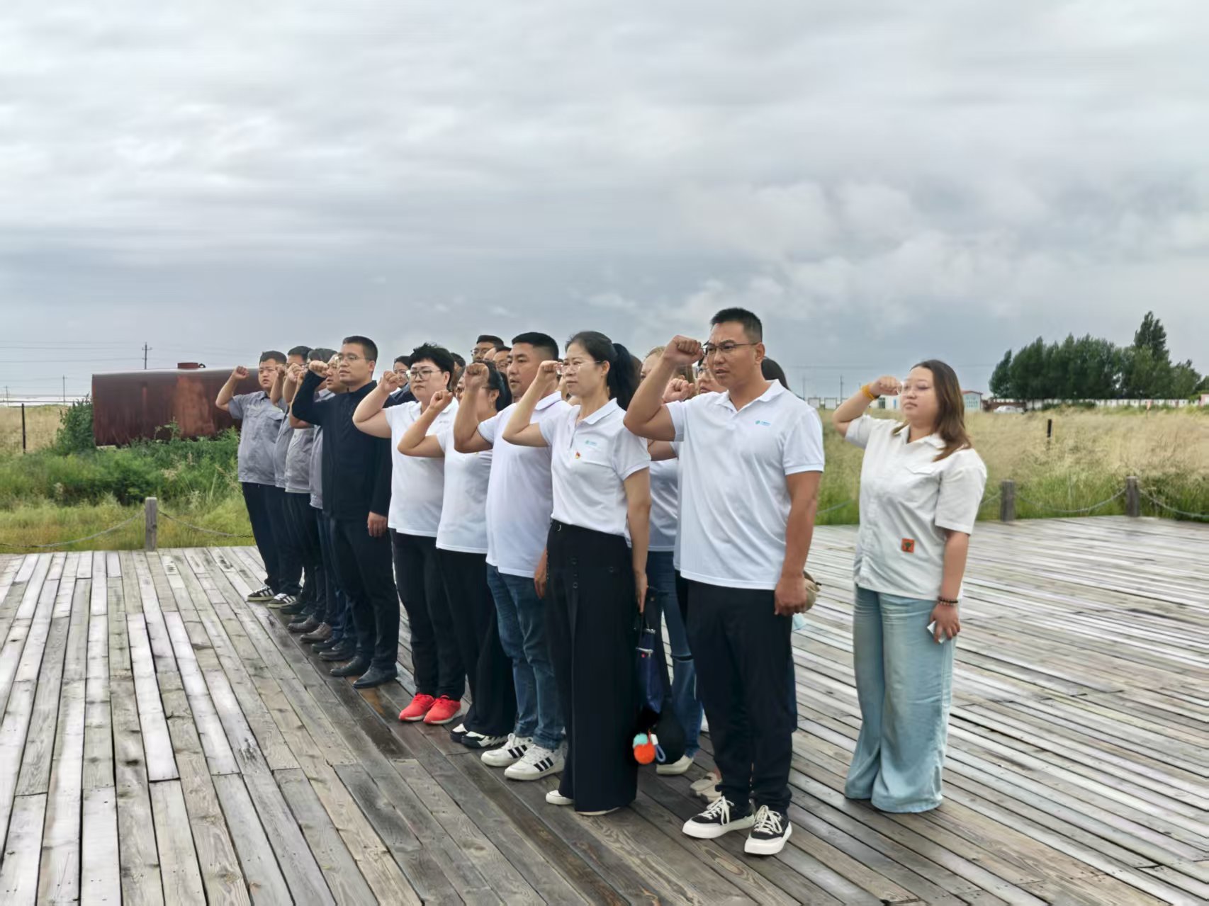 額鹽公司黨支部與東烏旗移動公司黨支部聯(lián)合開展“感黨恩，聽黨話，跟黨走”群眾教育實踐活動暨“銘記烽火歲月，傳承紅色基因”主題黨日活動