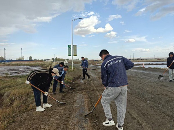 額鹽公司組織開展“情暖雙節守初心，自主修路顯擔當”主題黨日活動