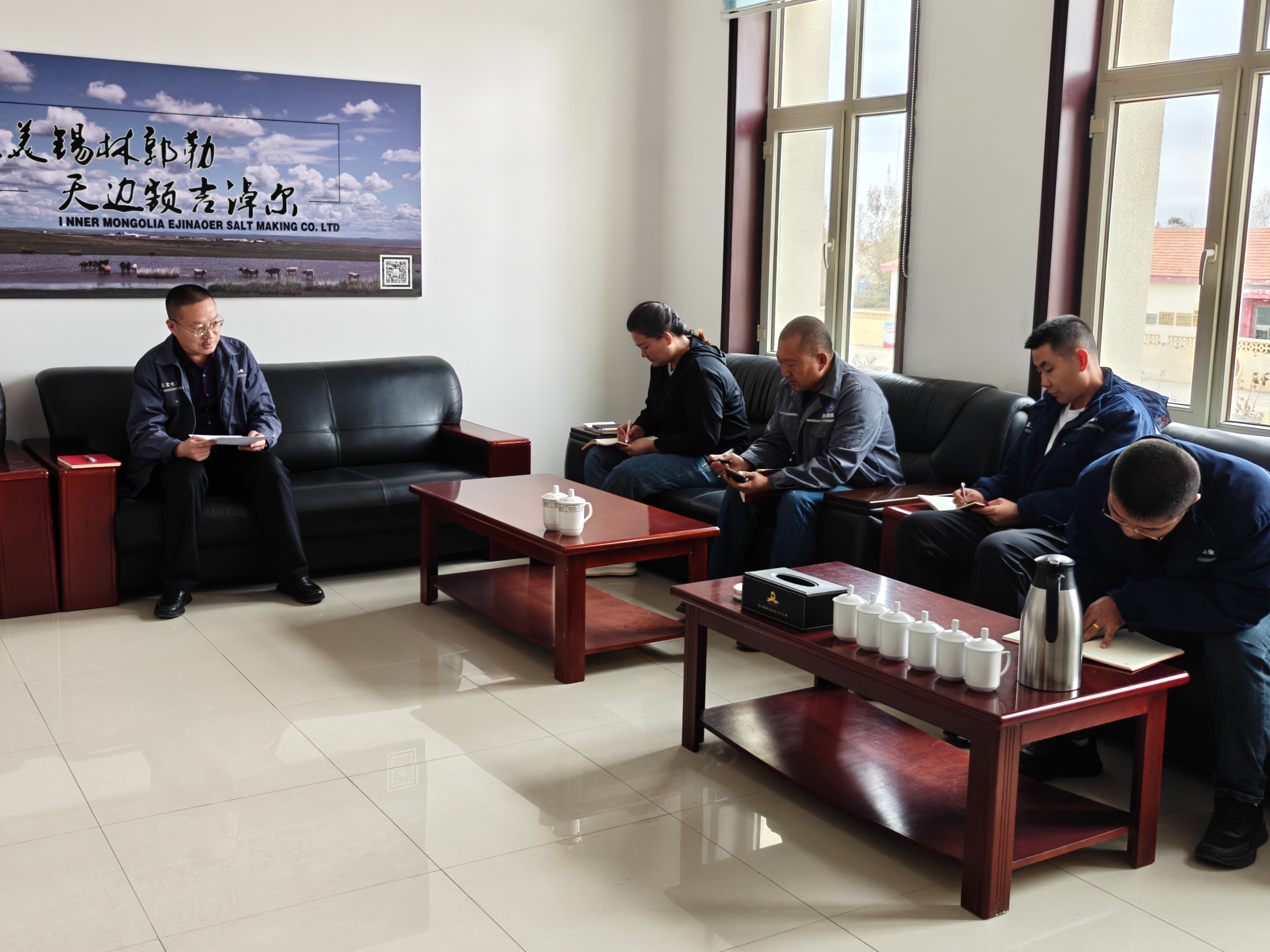 額鹽公司黨委委員、紀委書記與支委開展集體談心談話